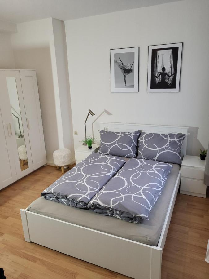 Naehe Duesseldorf Messe Expo, Airport, Train Station Apartment