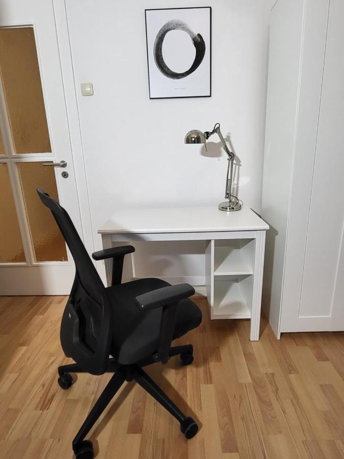 Naehe Duesseldorf Messe Expo, Airport, Train Station Apartment Duisburg