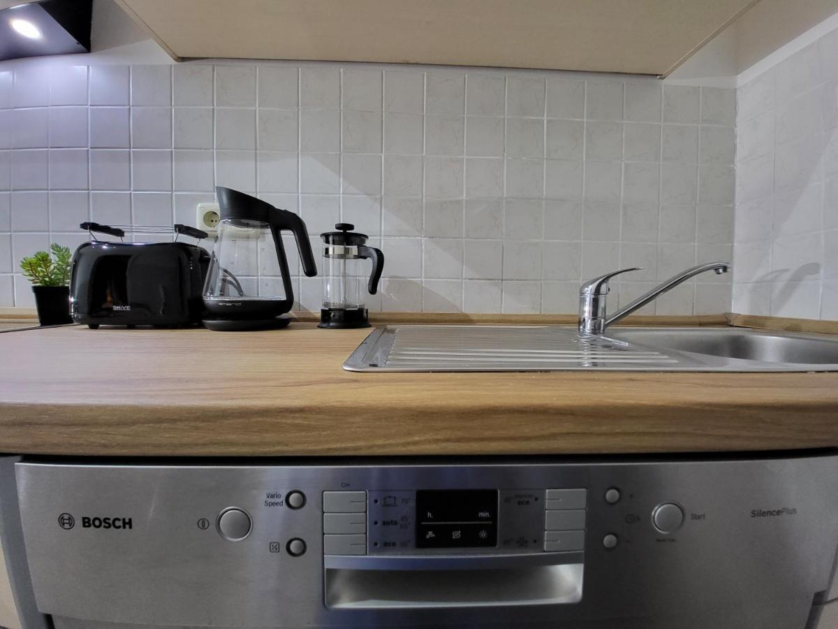 Naehe Duesseldorf Messe Expo, Airport, Train Station Apartment